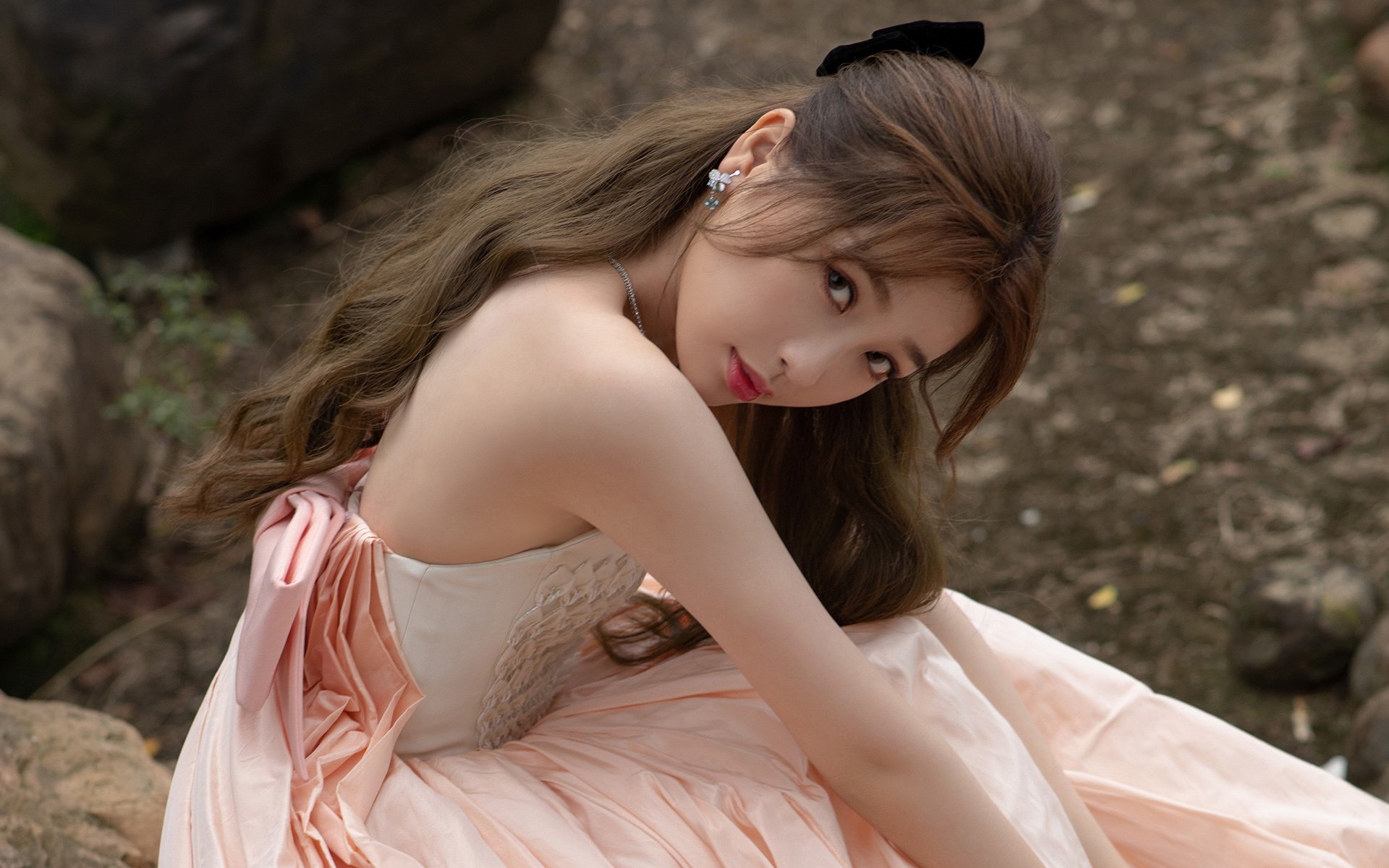 9岁滑板选手马泽尔在亚运村收集纪念徽章，称赞冰激凌美味。