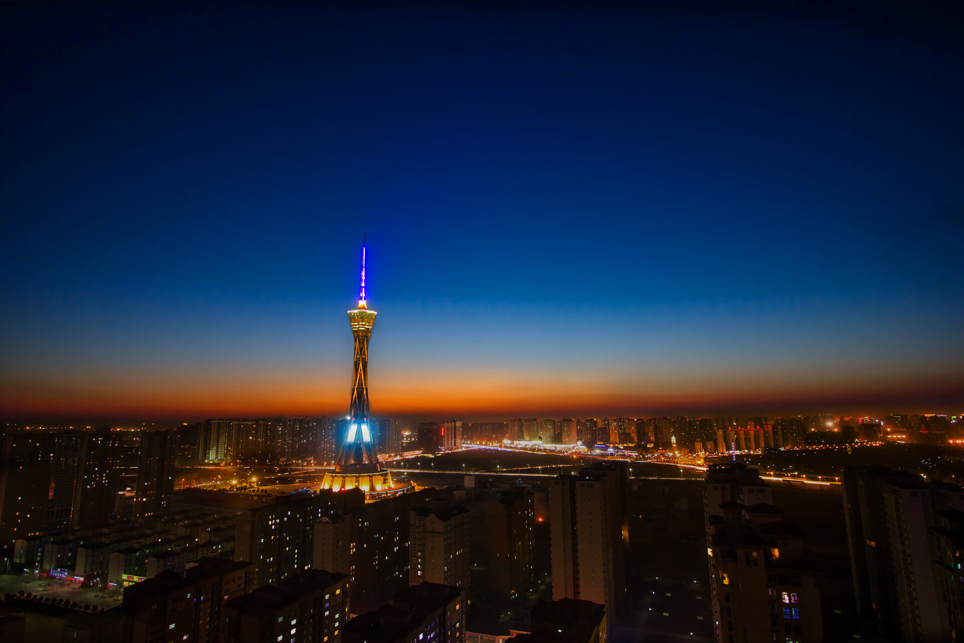 在季后赛对阵快船时，库里全场投中9个三分球，砍下41分带领勇士逆转！