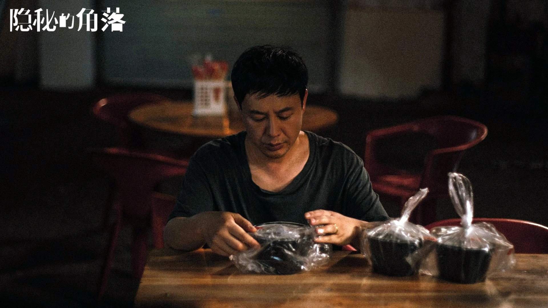 某队球员受伤退出赛场,球迷担心不已,某队员运球时不小心碰到自己的脚